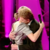 Johnny Hallyday, ému et en larmes après avoir écouté la bouleversante déclaration d'amour de Laeticia sur le plateau de l'émission "Sacrée soirée" en décembre 2007.