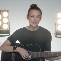 Keira Knightley : L'égérie Chanel chante en français, hommage à Jeanne Moreau