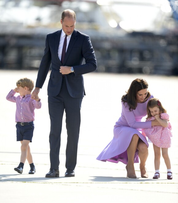 Le prince William, la duchesse Catherine de Cambridge et leurs enfants le prince George et la princesse Charlotte lors de leur départ à l'aéroport de Hambourg, le 21 juillet 2017, après leur visite officielle en Allemagne.