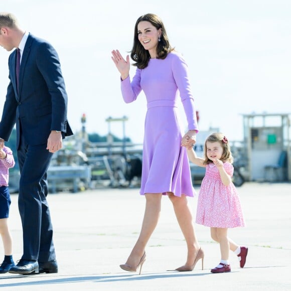 Le prince William, la duchesse Catherine de Cambridge et leurs enfants le prince George et la princesse Charlotte lors de leur départ à l'aéroport de Hambourg, le 21 juillet 2017, après leur visite officielle en Allemagne.