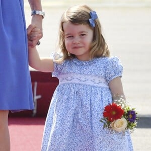 Le prince William, la duchesse Catherine de Cambridge et leurs enfants le prince George et la princesse Charlotte à leur arrivée à l'aéroport de Berlin-Tegel à Berlin, le 19 juillet 2017, lors de leur visite officielle de 3 jours en Allemagne.