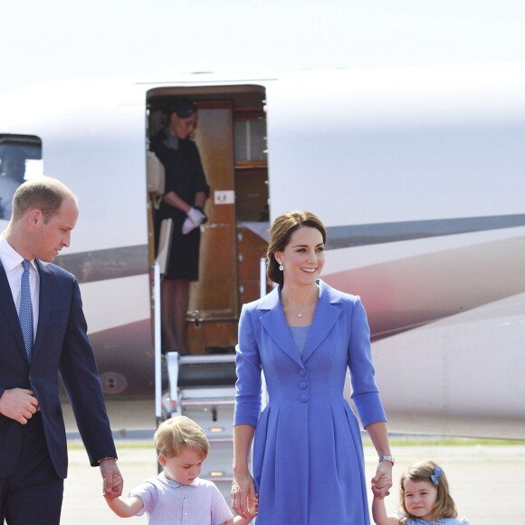 Le prince William, la duchesse Catherine de Cambridge et leurs enfants le prince George et la princesse Charlotte à leur arrivée à l'aéroport de Berlin-Tegel à Berlin, le 19 juillet 2017, lors de leur visite officielle de 3 jours en Allemagne.