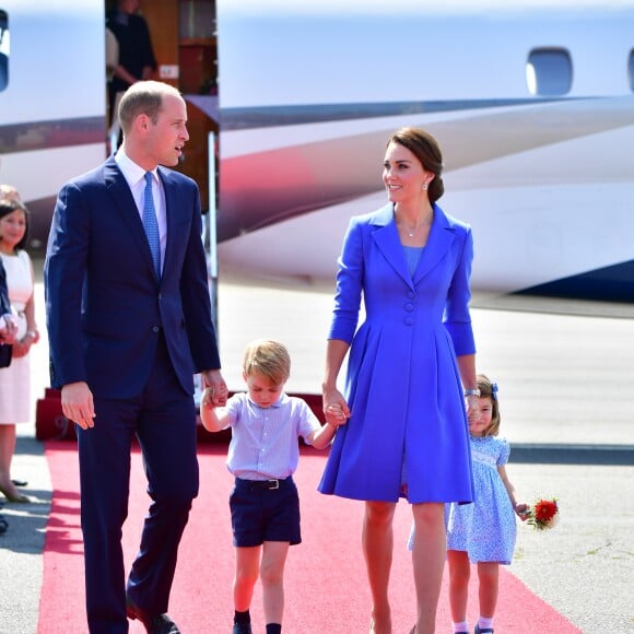 Le prince William, la duchesse Catherine de Cambridge et leurs enfants le prince George et la princesse Charlotte à leur arrivée à l'aéroport de Berlin-Tegel à Berlin, le 19 juillet 2017, lors de leur visite officielle de 3 jours en Allemagne.