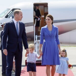 Le prince William, la duchesse Catherine de Cambridge et leurs enfants le prince George et la princesse Charlotte à leur arrivée à l'aéroport de Berlin-Tegel à Berlin, le 19 juillet 2017, lors de leur visite officielle de 3 jours en Allemagne.