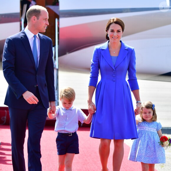 Le prince William, la duchesse Catherine de Cambridge et leurs enfants le prince George et la princesse Charlotte à leur arrivée à l'aéroport de Berlin-Tegel à Berlin, le 19 juillet 2017, lors de leur visite officielle de 3 jours en Allemagne.