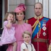 La duchesse Catherine de Cambridge, le prince William, la princesse Charlotte et le prince George au balcon du palais de Buckingham lors de la parade "Trooping The Colour" à Londres le 17 juin 2017.