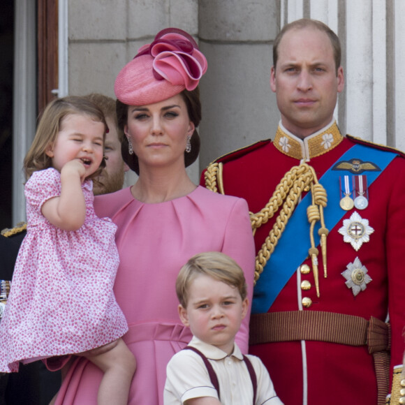 La duchesse Catherine de Cambridge, le prince William, la princesse Charlotte et le prince George au balcon du palais de Buckingham lors de la parade "Trooping The Colour" à Londres le 17 juin 2017.