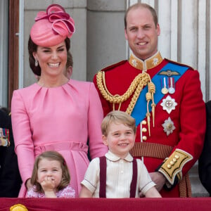 La duchesse Catherine de Cambridge, le prince William, la princesse Charlotte et le prince George au balcon du palais de Buckingham lors de la parade "Trooping The Colour" à Londres le 17 juin 2017.