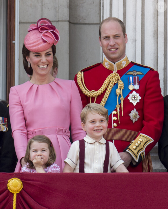 La duchesse Catherine de Cambridge, le prince William, la princesse Charlotte et le prince George au balcon du palais de Buckingham lors de la parade "Trooping The Colour" à Londres le 17 juin 2017.
