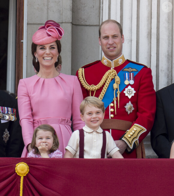La duchesse Catherine de Cambridge, le prince William, la princesse Charlotte et le prince George au balcon du palais de Buckingham lors de la parade "Trooping The Colour" à Londres le 17 juin 2017.