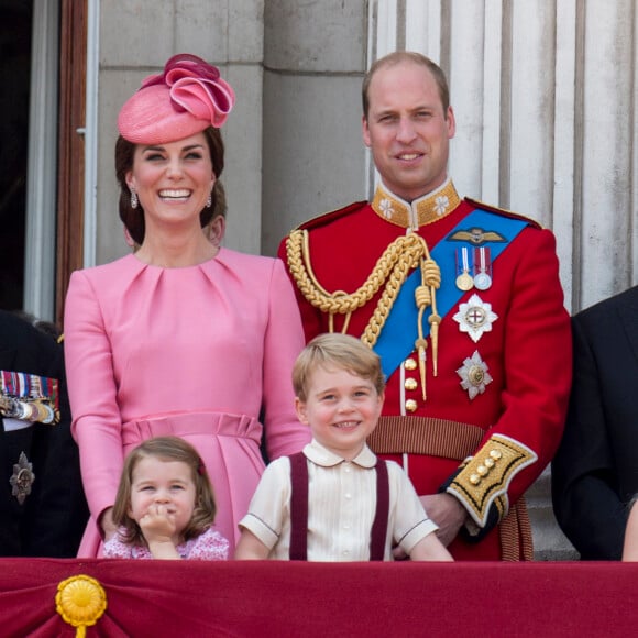 La duchesse Catherine de Cambridge, le prince William, la princesse Charlotte et le prince George au balcon du palais de Buckingham lors de la parade "Trooping The Colour" à Londres le 17 juin 2017.