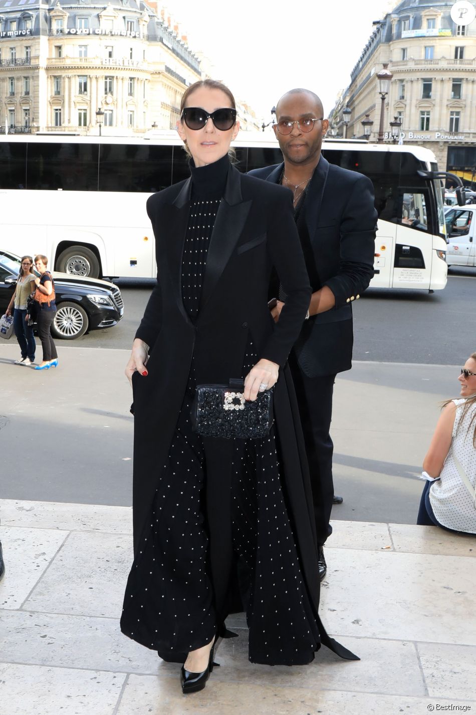 Semi Exclusif - Céline Dion et son styliste Law Roach quittent l'hôtel Royal Monceau pour se rendre à l'Opéra Garnier à Paris le 13 juin 2017. - Purepeople