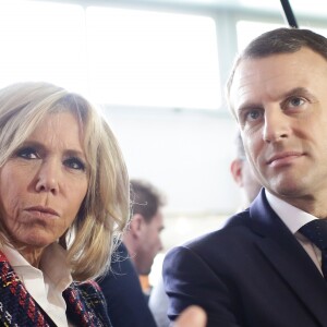 Le président Emmanuel Macron et sa femme Brigitte Macron lors de la visite du centre hospitalier Delafontaine à Saint-Denis dans le cadre de la journée mondiale de lutte contre le Sida le 1er décembre 2017. © Stéphane Lemouton / Bestimage