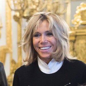 Le président Emmanuel Macron et sa femme la première dame Brigitte Macron accueillent les enfants de l'UNICEF pour la Journée internationale des droits de l'Enfant au palais de l'Elysée à Paris le 20 novembre 2017. © Eliot Blondet / Pool / Bestimage