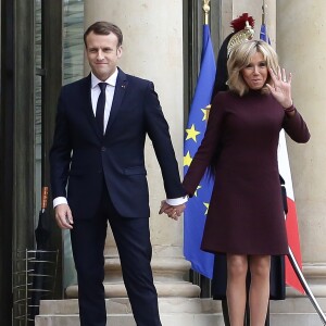 Emmanuel Macron, président de la République française, et sa femme la première dame Brigitte Macron raccompagnent l'ex-Premier ministre libanais Saad Hariri accompagné de sa femme Lara et de son fils Hussam, après leur entretien et leur déjeuner dans le "Salon des Portraits" au Palais de l'Elysée. Paris, le 18 novembre 2017. © Stéphane Lemouton/Bestimage