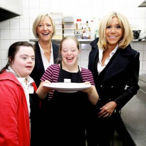 Semi-Exclusif - Brigitte Macron, accompagnée de Sophie Cluzel, Secrétaire d'État auprès du Premier ministre, chargée des Personnes handicapées, s'est rendue au restaurant Le Reflet, qui donne leur chance aux personnes trisomiques, présentes en salle comme en cuisine. Nantes, le 27 Octobre 2017 © Dominique Jacovides / Bestimage