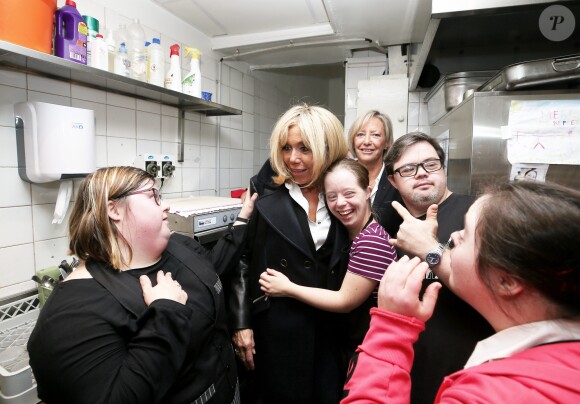 Semi-Exclusif - Brigitte Macron, accompagnée de Sophie Cluzel, Secrétaire d'État auprès du Premier ministre, chargée des Personnes handicapées, s'est rendue au restaurant Le Reflet, qui donne leur chance aux personnes trisomiques, présentes en salle comme en cuisine. Nantes, le 27 Octobre 2017 © Dominique Jacovides / Bestimage
