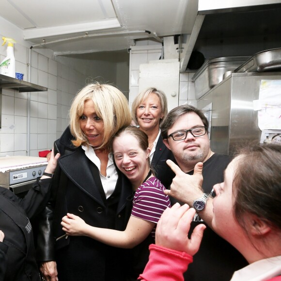 Semi-Exclusif - Brigitte Macron, accompagnée de Sophie Cluzel, Secrétaire d'État auprès du Premier ministre, chargée des Personnes handicapées, s'est rendue au restaurant Le Reflet, qui donne leur chance aux personnes trisomiques, présentes en salle comme en cuisine. Nantes, le 27 Octobre 2017 © Dominique Jacovides / Bestimage