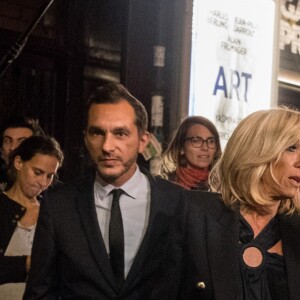 Exclusif - Pierre-Olivier Costa, directeur de cabinet, la Première Dame Brigitte Macron (Trogneux) et Tristan Bromet, chef de cabinet - La Première Dame française et des figures du gouvernement assistent à la représentation de la pièce "Les chatouilles (Ou la danse de la colère)" d'Andréa Bescond portant sur la pédophilie au théâtre Antoine à Paris, France, le 16 octobre 2017. Il s'agissait pour la première dame et les membres du gouvernement de montrer leur solidarité aux victimes de violences sexuelles. 16/10/2017 - Paris