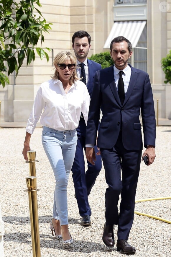 Exclusif - La première dame, Brigitte Macron (Trogneux) visite avec Pierre-Olivier Costa et Tristan Bromet les installations pour la fête de la musique dans la cour du palais de l'Elysée à Paris, France, le 21 juin 2017. © Stéphane Lemouton/Bestimage
