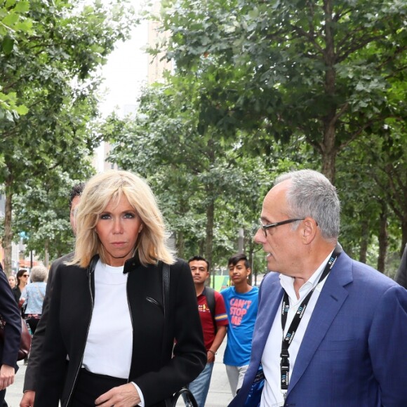 La Première Dame française Brigitte Macron (Trogneux) visite le mémorial du 11-Septembre en présence de Clifford Chanin, directeur de l'éducation et des programmes publics du musée du 9/11 à New York City, New York, Etats-Unis, le 18 septembre 2017. Elle est accompagnée de ses officiers de sécurité, de son chef du protocole José Pietroboni , de son chef de cabinet Tristan Bromet et de son directeur de cabinet Pierre-Olivier Costa. © Sébastien Valiela/Bestimage