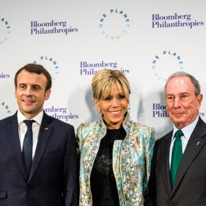 Emmanuel Macron, président de la République française, sa femme la Première Dame Brigitte Macron (Trogneux) et Michael R. Bloomberg, envoyé spécial auprès du Secrétaire général des Nations Unies pour les villes et le changement climatique - Dîner à l'occasion du One Planet Summit organisé par Bloomberg au Grand Palais à Paris, France, le 11 décembre 2017. © Romain Gaillard/Pool/Bestimage