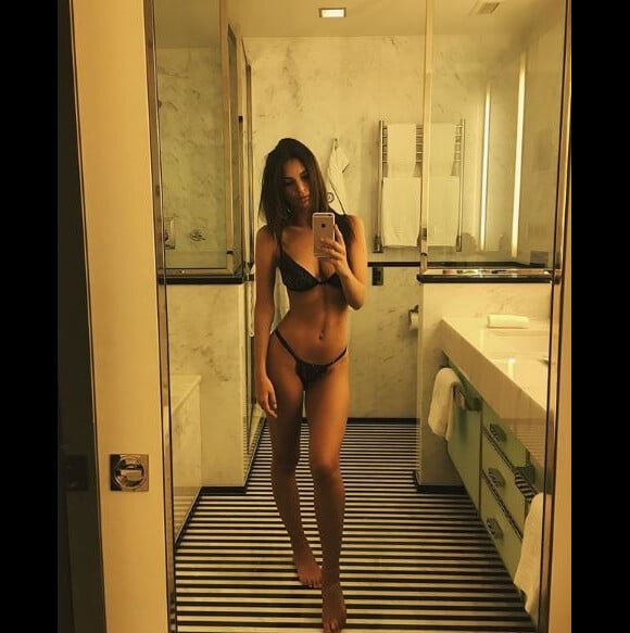 Emily Ratajkowski sexy sur Instagram, le 1er mai 2017.