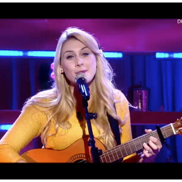 Laura Laune, gagnante de "La France a un incroyable talent 2017", choque Anne-Elisabeth Lemoine dans "C à vous" sur France 5. Le 21 décembre 2017.