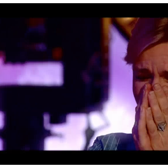 Laura Laune, gagnante de "La France a un incroyable talent 2017", choque Anne-Elisabeth Lemoine dans "C à vous" sur France 5. Le 21 décembre 2017.