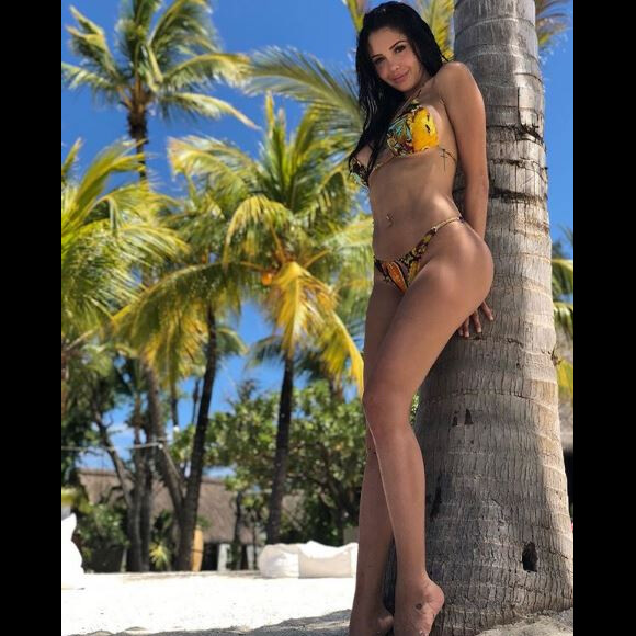 Nabilla Benattia, en vacances à l'île Maurice avec son compagnon Thomas Vergara, pose en bikini sur Instagram le 23 décembre 2017.