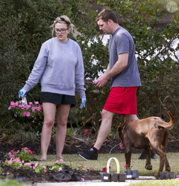 Exclusif - Jamie Lynn Spears, Jamie Watson et sa fille Maddie Aldridge achètent des fleurs pour leur jardin à Kentwood, en Louisiane, le 9 Mars 2014.