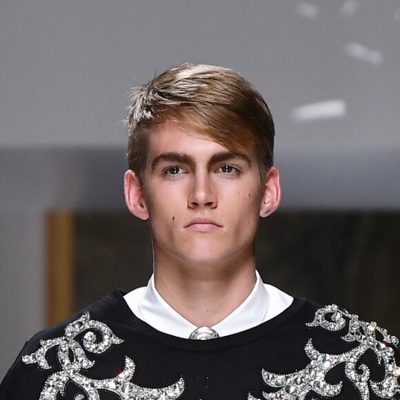 Presley Gerber défile pour Balmain. Paris, le 24 juin 2016.