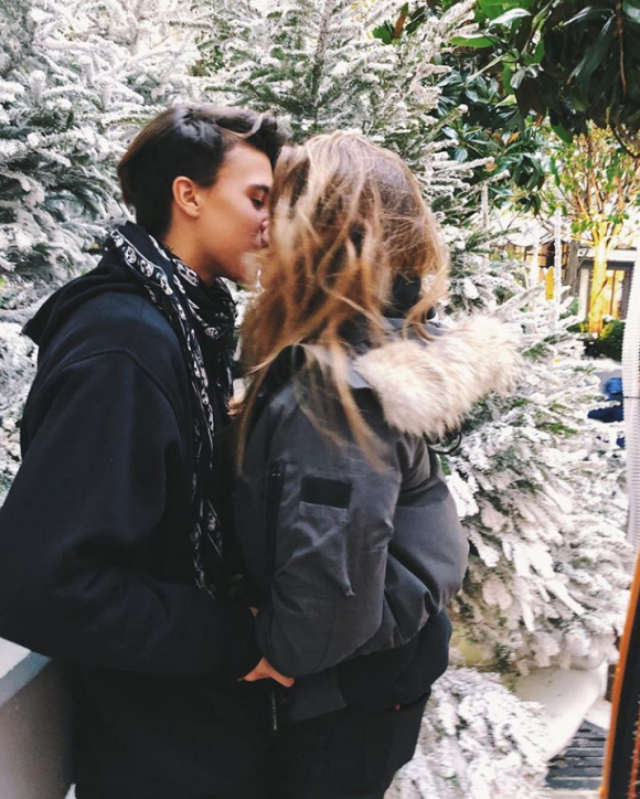 Thylane Blondeau et Raphaël Le Friant s'embrassent sur Instagram, le 16 décembre 2017.