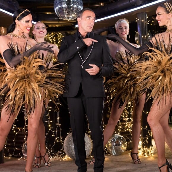 Exclusif - Nikos Aliagas et les danseuses du Lido - Enregistrement de l'émission "Toute la musique qu'on aime" présentée par Nikos Aliagas à Paris le 4 décembre 2017. L'émission sera diffusée sur TF1 le 31 décembre 2017. © Cyril Moreau / Bestimage