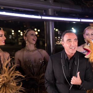 Exclusif - Les danseuses du Lido, Jeff Panacloc et Nikos Aliagas - Enregistrement de l'émission "Toute la musique qu'on aime" présentée par Nikos Aliagas à Paris le 4 décembre 2017. L'émission sera diffusée sur TF1 le 31 décembre 2017. © Cyril Moreau / Bestimage