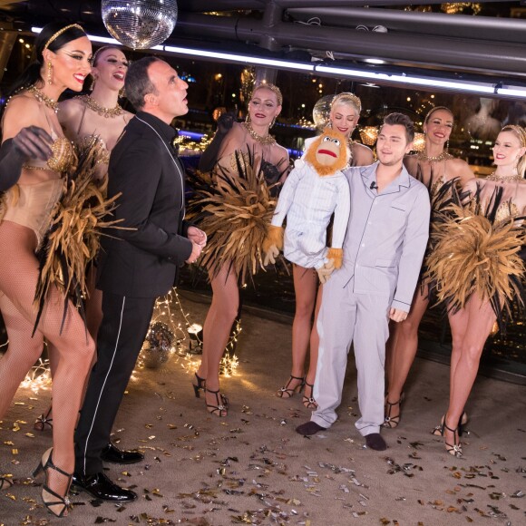 Exclusif - Les danseuses du Lido, Jeff Panacloc et Nikos Aliagas - Enregistrement de l'émission "Toute la musique qu'on aime" présentée par Nikos Aliagas à Paris le 4 décembre 2017. L'émission sera diffusée sur TF1 le 31 décembre 2017. © Cyril Moreau / Bestimage