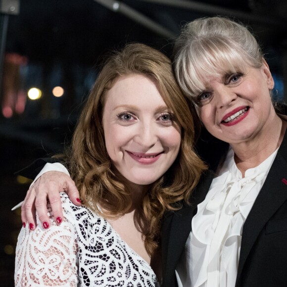 Exclusif - Isabelle Nanty et Sarah Stern - Enregistrement de l'émission "Toute la musique qu'on aime" présentée par Nikos Aliagas à Paris le 4 décembre 2017. L'émission sera diffusée sur TF1 le 31 décembre 2017. © Cyril Moreau / Bestimage