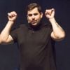 L'humoriste Artus sur la scène du théâtre de Verdure à Nice pour "Les plages du rire" le 7 août 2017.