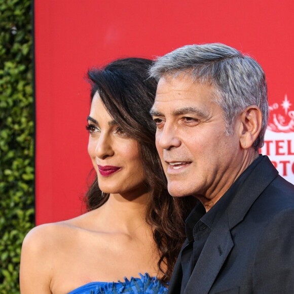 Amal Alamuddin Clooney et son mari George Clooney à la première de 'Suburbicon' au théâtre Regency Village à Westwood, le 22 octobre 2017