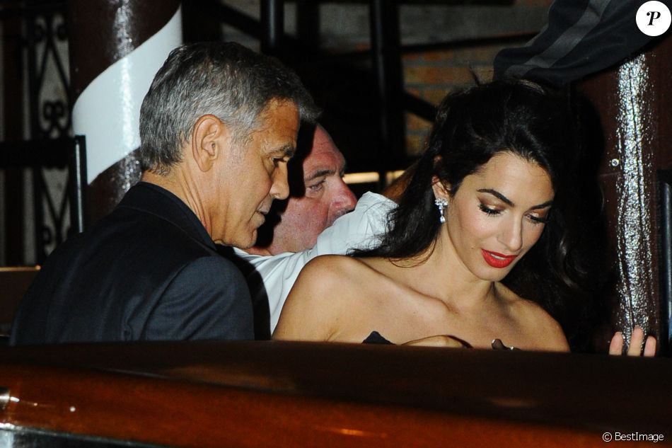 George Clooney et sa femme Amal se promènent dans un bateau taxi lors du 74e Festival International du Film de Venise en Italie le 31 aout 2017