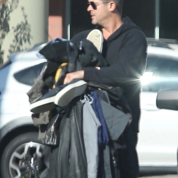 Exclusif - April Love et son compagnon Robin Thicke vont déposer des vêtements au pressing à Los Angeles, le 27 décembre 2017.