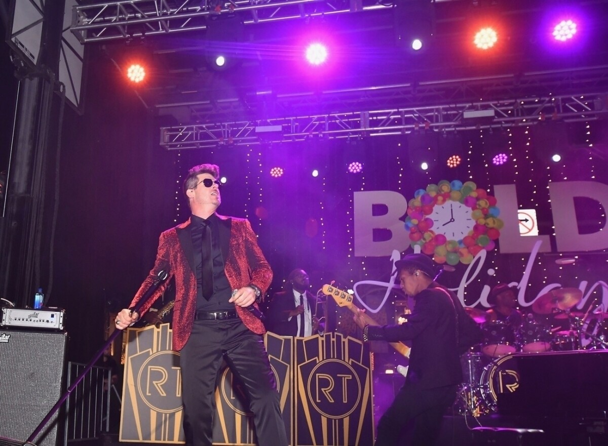 Photo Robin Thicke en concert lors de la cérémonie d