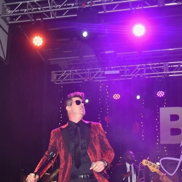 Robin Thicke en concert lors de la cérémonie d'éclairage des arbres de Noël sur Rodeo Drive à Los Angeles, le 16 novembre 2017.
