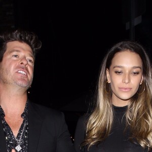 Robin Thicke et sa compagne April Love Geary quittent la soirée d'anniversaire de Leonardo DiCaprio à Hollywood le 11 novembre 2017.