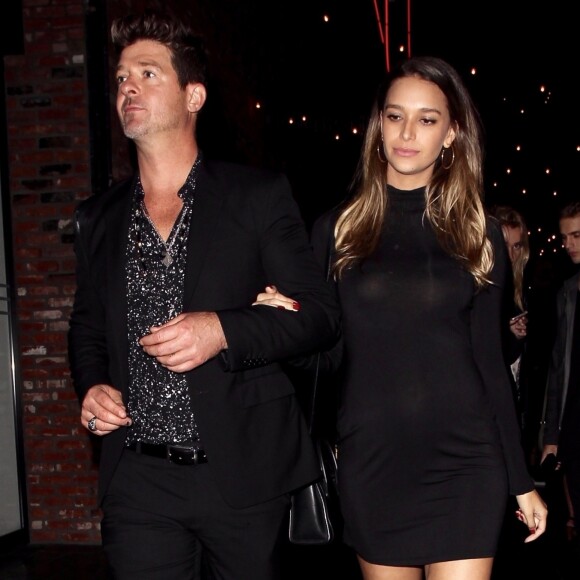 Robin Thicke et sa compagne April Love Geary quittent la soirée d'anniversaire de Leonardo DiCaprio à Hollywood le 11 novembre 2017.