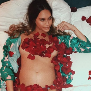 April Love Geary (enceinte) pose nue couverte de pétales sur une photo publiée sur Instagram le 6 décembre 2017