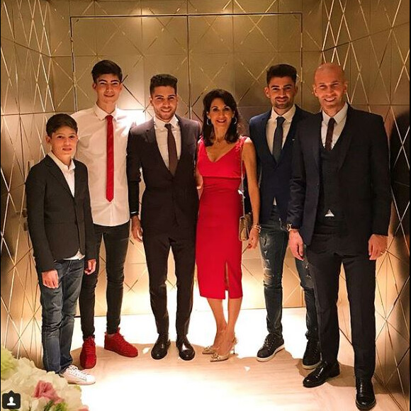 Zinédine Zidane a passé Noël en famille, avec sa femme Véronique, leurs quatre fils Enzo, Luca, Théo et Elyza, et son neveu Driss, à Dubaï. Instagram, décembre 2017.