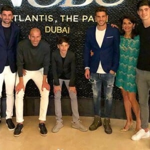 Zinédine Zidane a passé Noël en famille, avec sa femme Véronique, leurs quatre fils Enzo, Luca, Théo et Elyza, et son neveu Driss, à Dubaï. Instagram, décembre 2017.