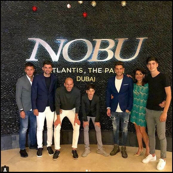 Zinédine Zidane a passé Noël en famille, avec sa femme Véronique, leurs quatre fils Enzo, Luca, Théo et Elyza, et son neveu Driss, à Dubaï. Instagram, décembre 2017.