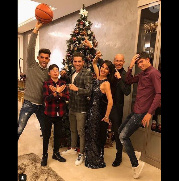 Zinédine Zidane a fêté le passage à 2018 avec sa femme Véronique, leurs quatre fils Enzo, Luca, Théo et Elyza, dans leur maison de Madrid. Instagram, décembre 2017.